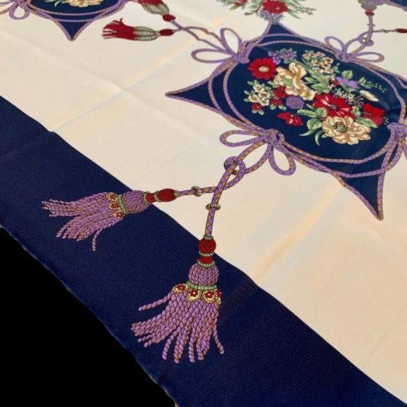 Gucci Floral and Tassel-print Silk Shawl in Ivory - Picture 7 of 9